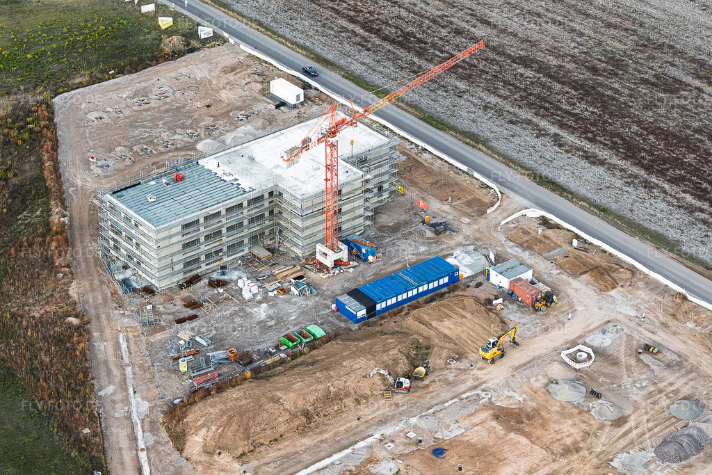 Luftbild: Baustelle für das neue Campus von X2E für Verwaltungs- und Produktionsgebäude in Rohrbach im Bundesland Rheinland-Pfalz in Deutschland. – Foto: IMG_159930.jpg vom 12.10.2026 durch Werner Riehm/FLY-FOTO.de – Auflösung des Originals: 4793 x 3195 px – X2E GmbH | Automotive Data Logging Solutions