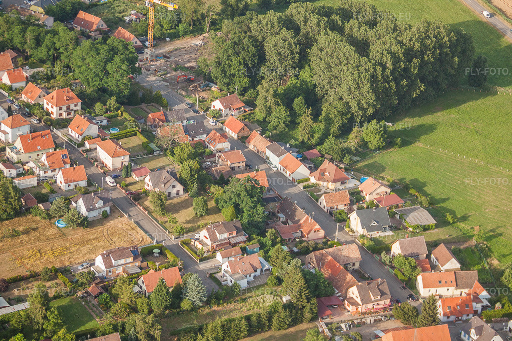 Vue aérienne: Rue de la Prairie à Bischwiller dans le département Bas Rhin, France.Photo: IMG_30398.jpg prise le 09/07/2010 par Werner Riehm/FLY-FOTO.euRésolution de l'original: 4752 x 3168 px