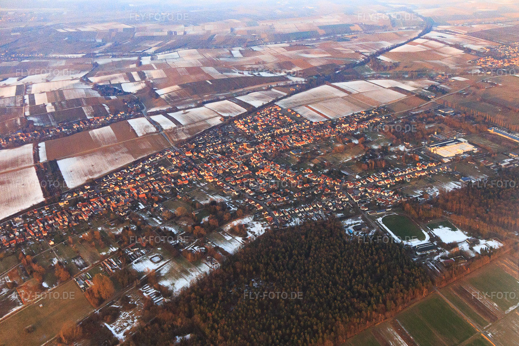 Luftbild: Dorfansicht aus Südwesten im Winter bei Schnee im Ortsteil Schaidt in Wörth im Bundesland Rheinland-Pfalz in Deutschland. Foto: IMG_096381.jpg vom 21.01.2017 durch Werner Riehm/FLY-FOTO.de
