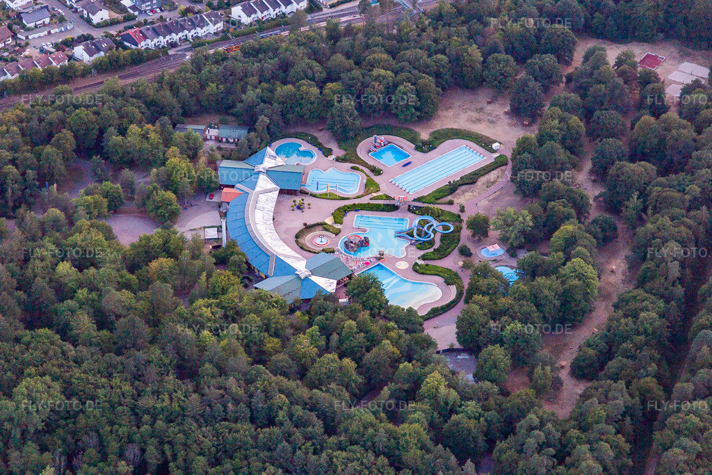 Luftbild: Badepark Wörth am Rhein in Wörth am Rhein im Bundesland Rheinland-Pfalz in Deutschland. Foto: IMG_134110.jpg vom 21.08.2022 durch Werner Riehm/FLY-FOTO.deWWW.BAEDER-WOERTH.DE