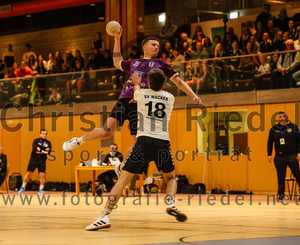 2024-03-09_017_SpVgg_Altenerding_gegen_SVW_Burghausen | Erding, Deutschland, 09.03.2024:
Handball, Bezirksoberliga Männer 2023 / 2024, 18. Spieltag, SpVgg Altenerding gegen SVW Burghausen, Endergebnis: 25:34

Ferdinand Menzel (SpVgg Altenerding, #75), Thomas Reitmeier (SVW Burghausen, #18)

Foto: Christian Riedel / fotografie-riedel.net