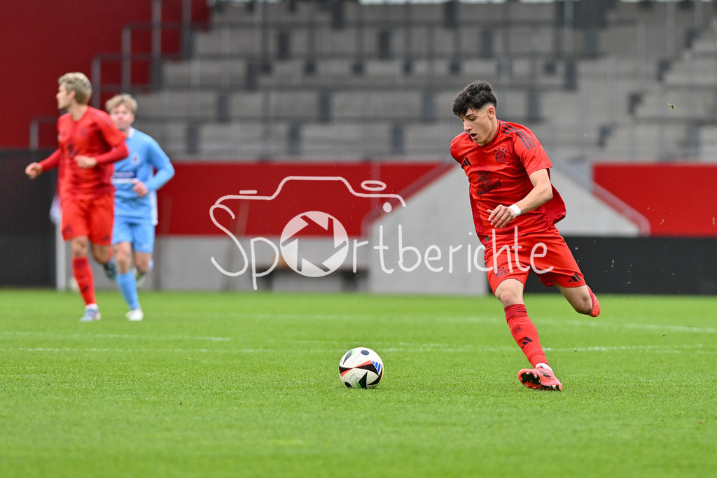 FC Bayern München U19 - TSV 1860 München U19 | am BAll Deniz OFLI (FCB #3) / Freisteller / Einzelfoto / U19 DFB Nachwuchsliga: FC Bayern Muenchen U19 - TSV 1860 Muenchen U19, FC Bayern Campus am 02.11.2024