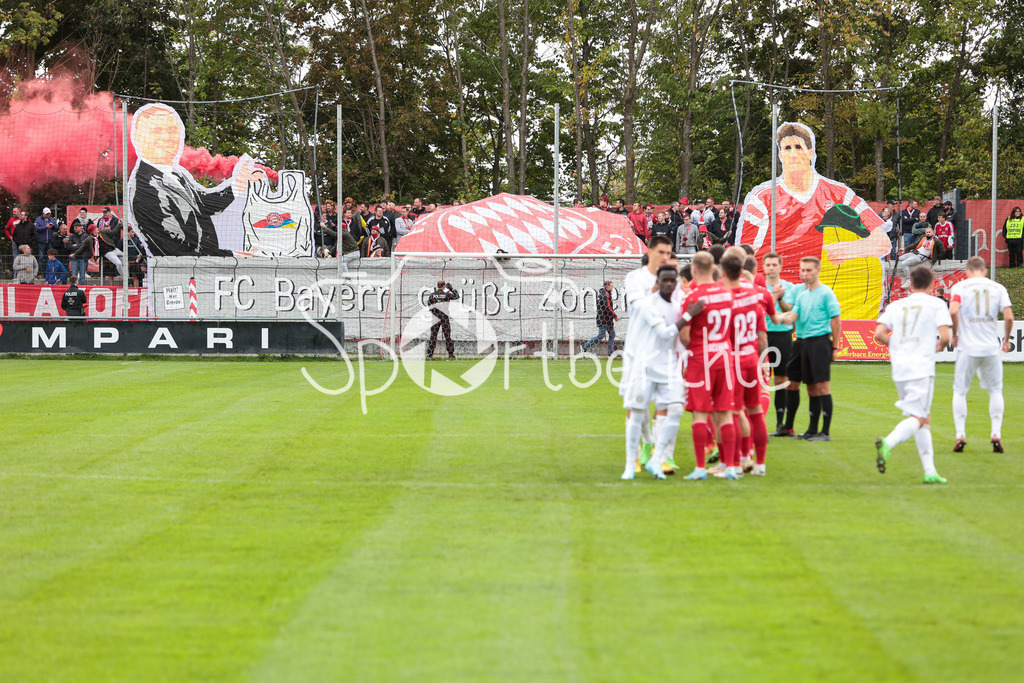 TSV Aubstadt - FC Bayern Amateure | Die Amateure Fans zeigen eine Choreo zu Beginn der Partie in Aubstadt / Pyro