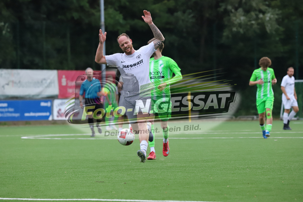 BV 21 Stift-Quernheim - TuS Ahmsen | Auf dem Bild zu sehen: weiß BV 21 Stift-Quernheim: Francis-Bela SchönebergBV 21 Stift-Quernheim, TuS Ahmsen, Saison 25/26, Bezirksliga, Stift-Quernheium, Deutschland - Realisiert mit Pictrs.com