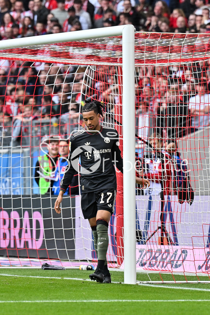 SC Freiburg - FC Bayern München | FREIBURG, GERMANY - 04. APRIL: in dieser Szene ärgert sich Michael OLISE (FC Bayern Munich 17) über eine vergebene Chance während dem Bundesligamatch zwischen dem SC Freiburg und dem FC Bayern München am 28. Spieltag im Europa-Park Stadion / DFL REGULATIONS PROHIBIT ANY USE OF PHOTOGRAPHS AS IMAGE SEQUENCES AND/OR QUASI-VIDEO