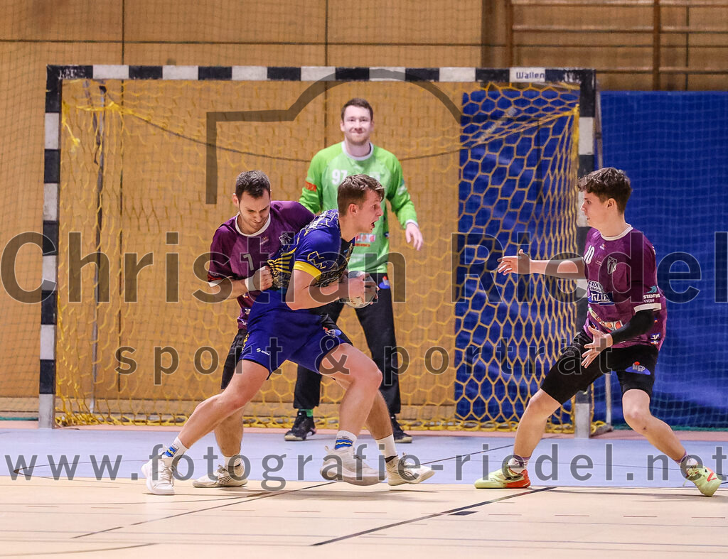 2024-12-14_100_SpVgg_Altenerding_gegen_MTV_Pfaffenhofen | Erding, Deutschland, 14.12.2024:Handball, Bezirksoberliga Männer 2024 / 2025, 10. Spieltag, SpVgg Altenerding gegen MTV Pfaffenhofen, Endergebnis: 32:30Simon Rüdiger (SpVgg Altenerding, #7), Florian Ostler (MTV Pfaffenhofen, #18), Tim Steininger (SpVgg Altenerding, #10)Foto: Christian Riedel / fotografie-riedel.net