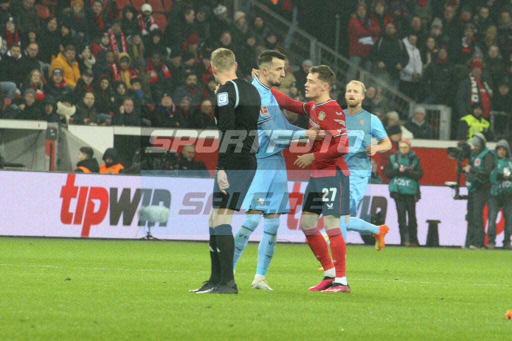 Bayer 04 Leverkusen - VFL Bochum 1848 | Erhan Masovic und Florian Wirtz haben Gesprächsbedarf - © Sportfoto-Sale (MK - Realisiert mit Pictrs.com