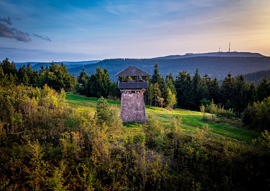 MPI_Sehenswürdigkeiten_0009 | Mehliskopfturm im Abendlicht bei Bühlertal - Realisiert mit Pictrs.com