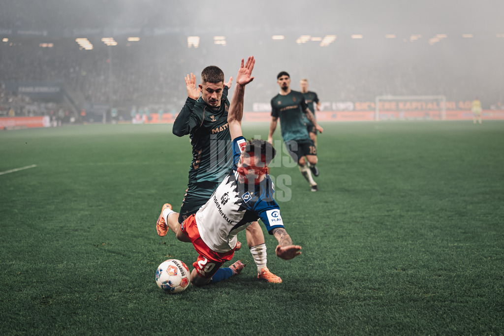 Fußball | Männer | Saison 2025/2026 | 1. Fußball-Bundesliga | 13. Spieltag | Hamburger SV vs. SV Werder Bremen | 07.12.2025 | v.l. Romano Schmid (#20, SV Werder Bremen) gegen Fabio Daniel Ferreira Vieira (#20, HSV)