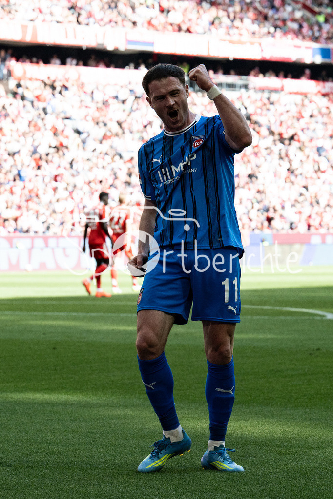 FC Bayern München - 1. FC Heidenheim | MUNICH, GERMANY - 02. MAI: Jubel der Gäste nach dem Treffer zum 0-1 durch Budu ZIVZIVADZE (1. FC Heidenheim 11) während dem Bundesligamatch zwischen dem FC Bayern München und dem 1. FC Heidenheim am 32. Spieltag in der Allianz Arena / DFL REGULATIONS PROHIBIT ANY USE OF PHOTOGRAPHS AS IMAGE SEQUENCES AND/OR QUASI-VIDEO