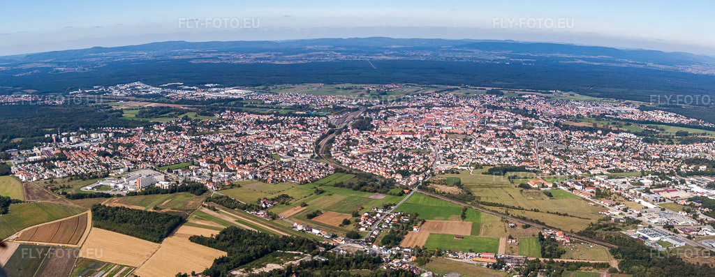 Vue aérienne: Panorama - Perspective Haguenau à Hagenau dans le département Bas Rhin, France – .Photo: IMG_53536-Pano.jpg prise le 30/09/2012 par Werner Riehm/FLY-FOTO.eu – Résolution de l'original: 6988 x 2709 px