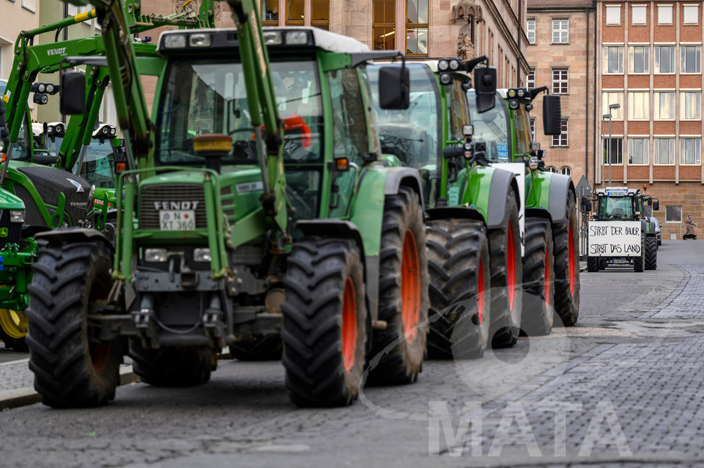 _DWA4318 | Bauerndemo gegen Agrarpolitik der Bundesregierung  auf dem Straße Obstmarkt und Hauptmarkt . Nürnberg, 08.01.2024 - Realisiert mit Pictrs.com