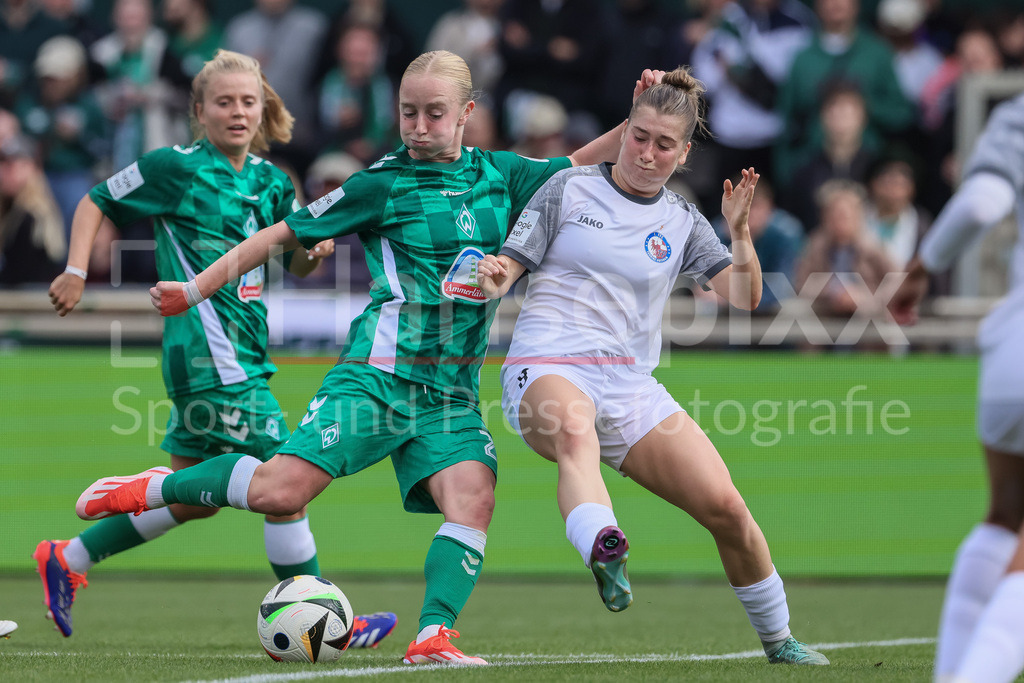 Fussball, Google Pixel Frauen-Bundesliga, SV Werder Bremen - 1. FFC Turbine Potsdam | v.li.: Caroline Siems (SV Werder Bremen, 21) und Kim Schneider (1. FFC Turbine Potsdam, 8) im Zweikampf, Duell, Dynamik, Aktion, Action, Spielszene, DIE DFB-RICHTLINIEN UNTERSAGEN JEGLICHE NUTZUNG VON FOTOS ALS SEQUENZBILDER UND/ODER VIDEOÄHNLICHE FOTOSTRECKEN. DFB REGULATIONS PROHIBIT ANY USE OF PHOTOGRAPHS AS IMAGE SEQUENCES AND/OR QUASI-VIDEO.