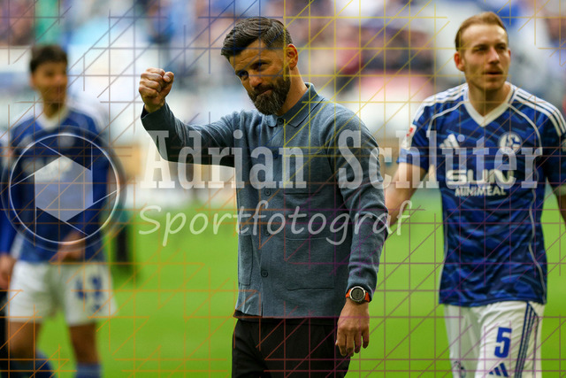 05.04.2026, GER, Fussball, Herren, 2. BL, Saison 2025/2026, FC Schalke 04 - Karlsruher SC | Trainer Miron Muslic (S04) Schlussjubel, jubelt nach dem Sieg 