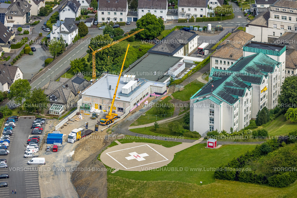 Meschede220600978 | Luftbild, St. Walburga-Krankenhaus Meschede und Baustelle mit Neubau, Meschede-Stadt, Meschede, Sauerland, Nordrhein-Westfalen, Deutschland
