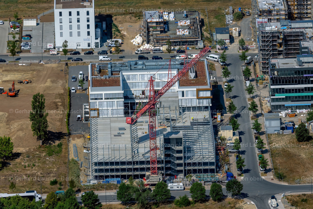 4062640 | WüRZBURG 22.07.2022 Baustelle zum Neubau des Parkhauses am Büro und Geschäftshaus " Skyline Hill " im Ortsteil Frauenland in Würzburg im Bundesland Bayern, Deutschland. Weiterführende Informationen bei: GOLDBECK GmbH,  PROMAIL LOGISTICS GmbH,  Würzburger Versorgungs- und Verkehrs-GmbH. // Baustelle zum Neubau des Parkhauses am Buero- und Geschaeftshaus "Skyline Hill" im Ortsteil Frauenland in Wuerzburg im Bundesland Bayern, Deutschland. Further information at: GOLDBECK GmbH,  PROMAIL LOGISTICS GmbH,  Wuerzburger Versorgungs- und Verkehrs-GmbH. Foto: Gerhard Launer