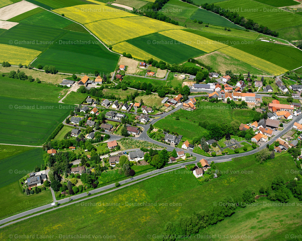 2615646 | WALLERSDORF 09.06.2006 Landwirtschaftliche Nutzflächen und Feldgrenzen  umsäumen das Siedlungsgebiet des Dorfes in Wallersdorf im Bundesland Hessen, Deutschland // Agricultural land and field boundaries surround the settlement area of the village  in Wallersdorf in the state Hesse, Germany Foto: Gerhard Launer