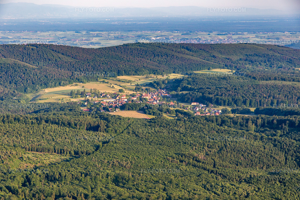 Aerial view: View of the town from the northwest in Climbach in the state Bas-Rhin, France. – Photo: IMG_080318.jpg taken on 06/05/2015 by Werner Riehm/FLY-FOTO.com – Resolution of the original: 5472 x 3648 px
