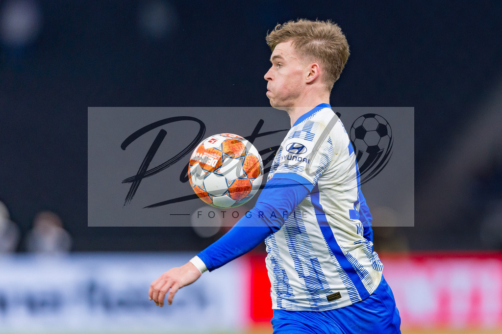 HERBOC20220204_239 | Fussball, Herren: Maximilian Mittelstaedt (Hertha BSC) in Aktion, am Ball, Einzelaktion bei dem Spiel der 1. Bundesliga zwischen Hertha BSC und VfL Bochum im Olypiastadion am 04.02.2022 in Berlin, Deutschland.DFB / DFL REGULATIONS PROHIBIT ANY USE OF PHOTOGRAPHS AS IMAGE SEQUENCES AND/OR QUASI-VIDEO. - Realisiert mit Pictrs.com