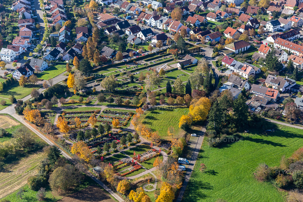 Luftbild: Friedhof Langensteinbach im Ortsteil Langensteinbach in Karlsbad im Bundesland Baden-Württemberg in Deutschland. Foto: IMG_129939.jpg vom 24.10.2021 durch Werner Riehm/FLY-FOTO.de