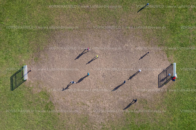 Hamm230216196-2 | Luftbild, Bundesverwaltungsamt Hamm, Sportplatz mit Fußballspielern, Zentrale Unterbringungseinrichtung für Flüchtlinge (ZUE), Uentrop, Hamm, Ruhrgebiet, Nordrhein-Westfalen, Deutschland
