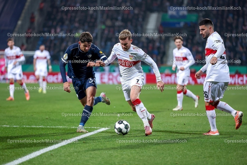 BOC03122501040 | 03.12.2025, Fußball, DFB-Pokal, VfL Bochum - VfB Stuttgart, Achtelfinale, Vonovia Ruhrstadion, Saison 2025 2026: Cajetan Lenz (VfL Bochum #34) im Zweikampf gegen  Maximilian Mittelstädt  (VfB Stuttgart #07)  DFB regulations prohibit any use of photographs as image sequences and or quasi-video.