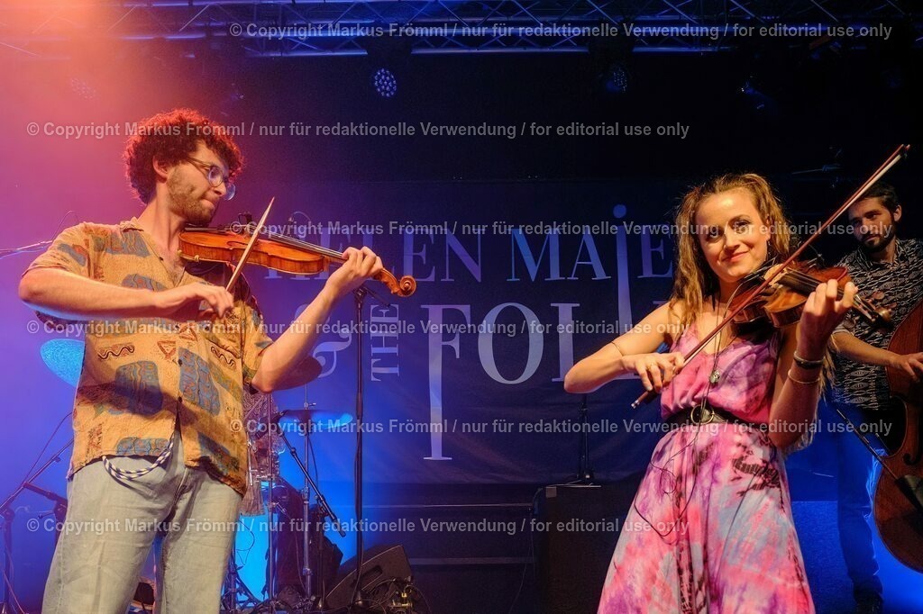 20230728-helen-maier-and-the-folks-007 | Helen Maier &amp; The Folks am Luzern Live Festival. Am Freitag 28. Juli 2023 im Hotel Schweizerhof in Luzern. Helen Maier — Violine / Alexander Graf — Violine, Bratsche / Andreas Gut — Akkordeon / Theo Känzig — Gitarre / Jonas Künzli — Kontrabass / Adrian Böckli — Schlagzeug, Percussion. Foto: Markus Frömml