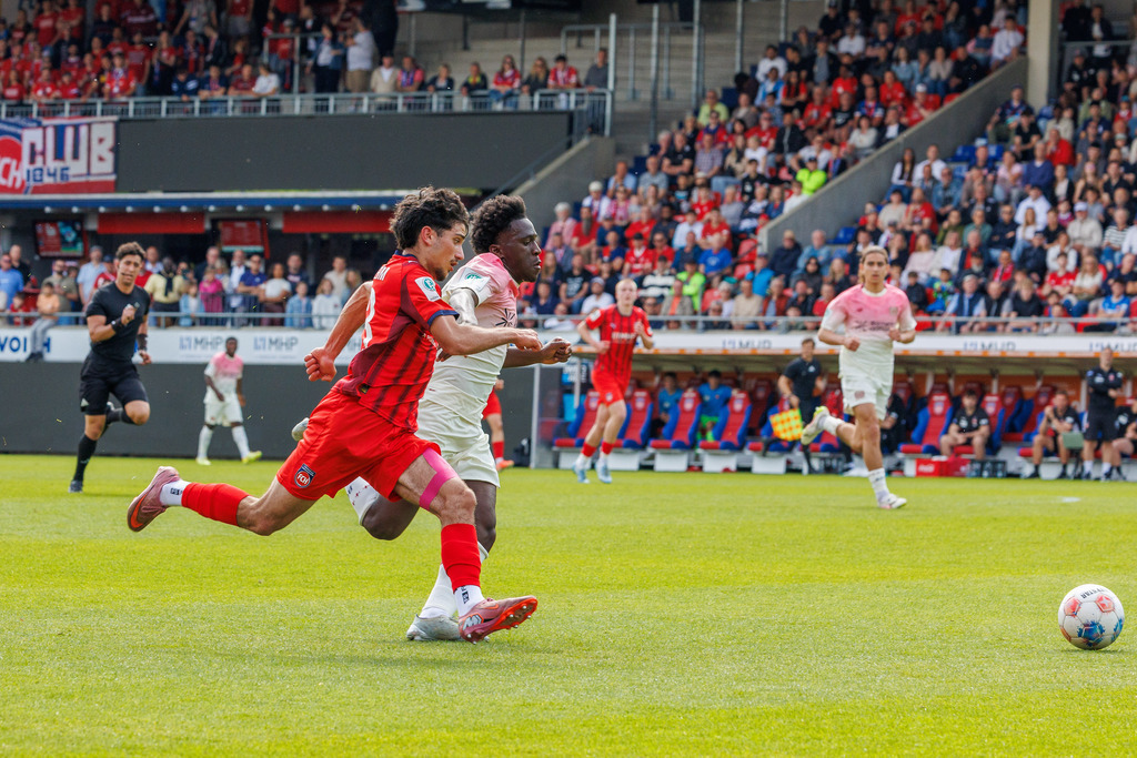 20260503-U19_FCH-LEV_047 | 1.FC Heidenheim 1846 vs. Bayer 04 Leverkusen, Fußball, U19, A-Junioren, NWL, U19-DFB-Nachwuchsliga, 2025/2026, Achtelfinale, 03.05.2026 in Heidenheim, Voith Arena(Foto: Michael Bulling) - Realisiert mit Pictrs.com