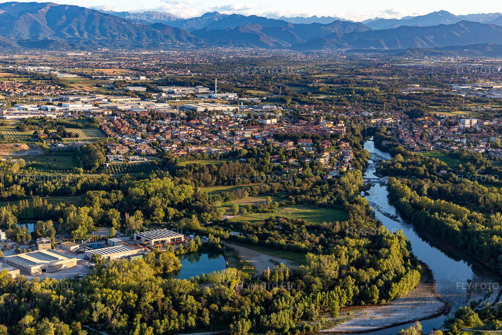 Vue aérienne: Vue de la ville à Brembate dans le département Bergamo, Italie. Photo: IMG_134481.jpg prise le 19/09/2022 par Werner Riehm/FLY-FOTO.eu – Résolution de l'original: 5472 x 3648 px