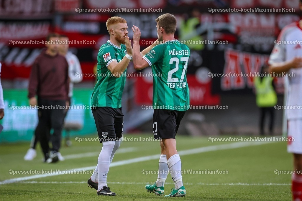 PRM22082501139 | 22.08.2025, Fußball, Preußen Münster - 1. FC Nürnberg, 2. Fußball Bundesliga,  Preußenstadion, Saison 2025 2026: Mikkel Kirkeskov&nbsp;(Preussen Muenster #02) zusammen mit Jano ter Horst&nbsp;(Preussen Muenster #27)  DFB regulations prohibit any use of photographs as image sequences and or quasi-video.