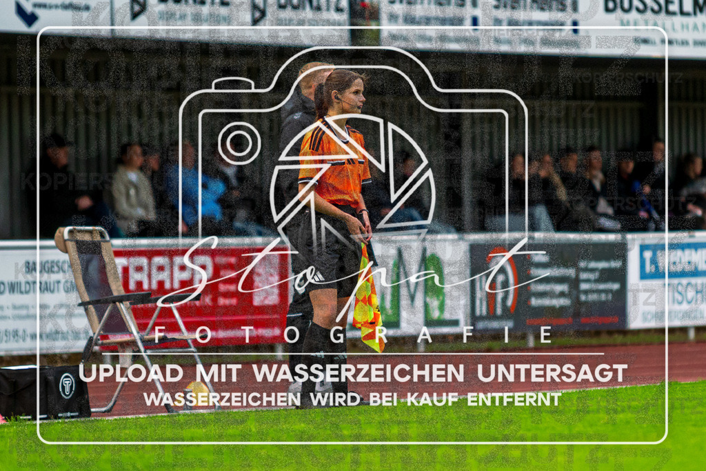 Bezirksliga Herren LG - TV Jahn Schneverdingen II vs. Buchholzer FC | Lina-Talea Renner (Schiedsrichterassistentin); Bezirksliga Herren LG - TV Jahn Schneverdingen II vs. Buchholzer FC am 15.05.26 in Osterwald-Stadion, Schneverdingen - Realisiert mit Pictrs.com