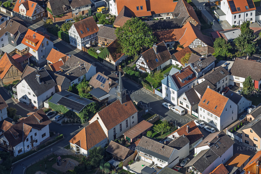 Luftbild: Evangelische Kirche Schlierbach im Ortsteil Schlierbach in Schaafheim im Bundesland Hessen in Deutschland. – Foto: IMG_158970.jpg vom 22.09.2026 durch Werner Riehm/FLY-FOTO.de – Auflösung des Originals: 5829 x 3886 px – WWW.LANGSTADT.AKTUELL.DE