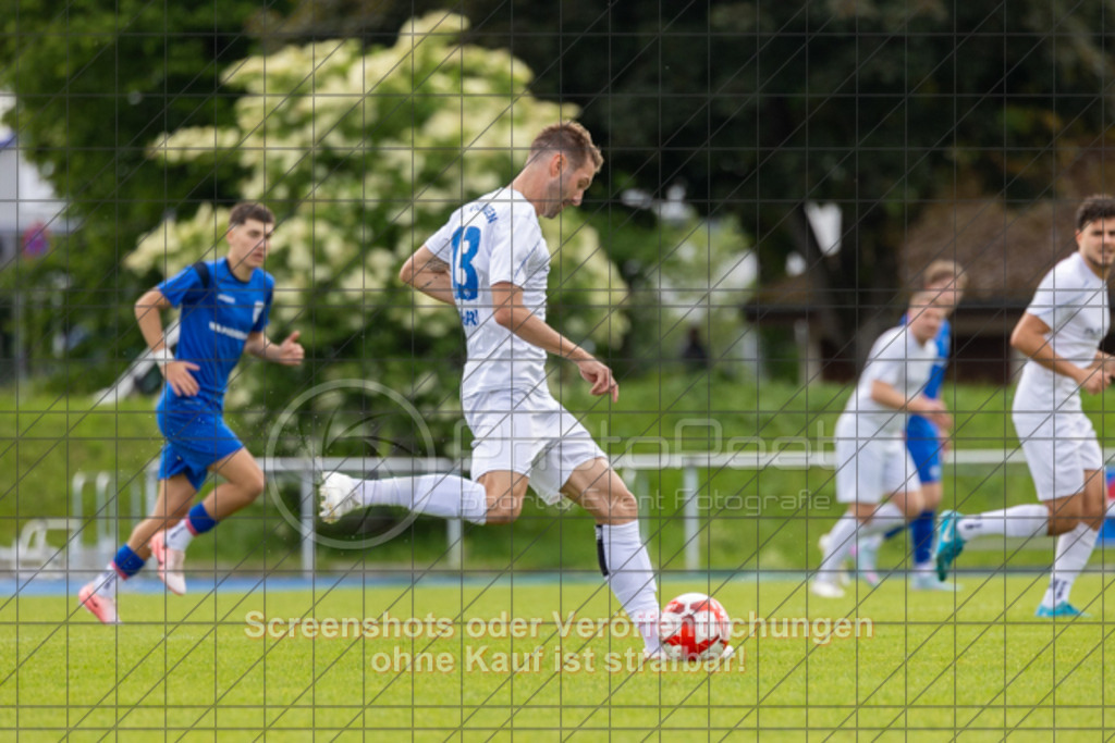 20250529_163505_0059 | #,  VfL Kirchheim (blau) vs. 1.FC Eislingen (weiß), Fußball, Bezirkspokal Finale - Bezirk Neckar/Fils, 2024/2025, Rasenplatz VfL Stadion Kirchheim, Jesinger Straße 105, 73230 Kirchheim, 29.05.2025 - 16:30 Uhr,Foto: PhotoPeet-Sportfotografie/Peter Harich