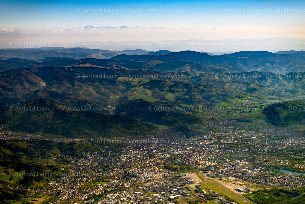 4023728 | Blick über Freiburg und den Schwarzwald zu den Schweizer Alpen