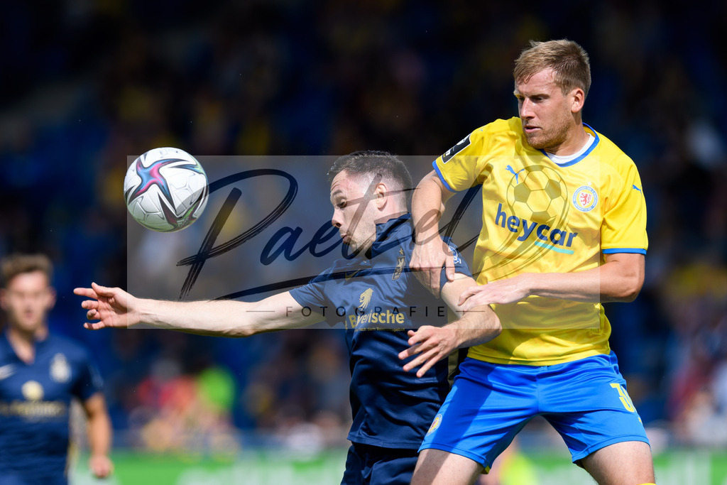 EBSTSV20210828_008 | Fussball, Herren: Marcel Baer (TSV 1860 Muenchen) und Brian Behrendt (Eintracht Braunschweig) im Zweikampf beim Spiel der 3. Liga zwischen Eintracht Braunschweig und TSV 1860 Muenchen im Eintracht-Stadion am 28.08.2021 in Braunschweig, Deutschland.DFB / DFL REGULATIONS PROHIBIT ANY USE OF PHOTOGRAPHS AS IMAGE SEQUENCES AND/OR QUASI-VIDEO. - Realisiert mit Pictrs.com