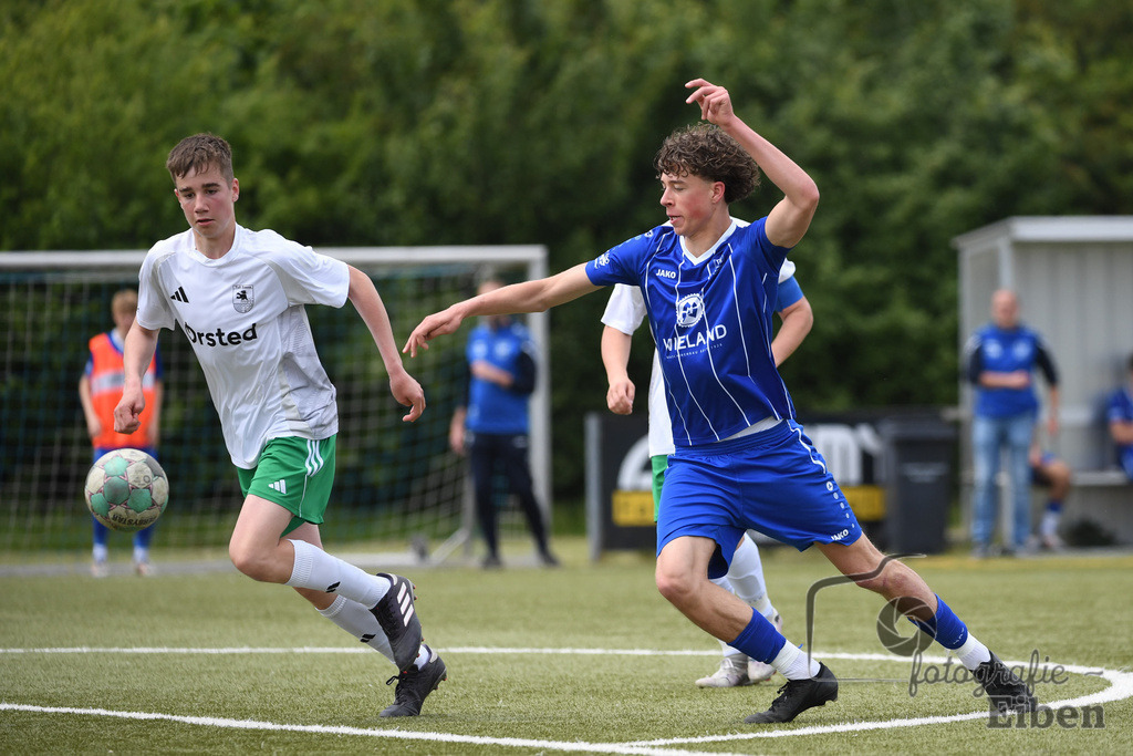 FC Rastede-JSG Esens/Dornum | B-Jugend Bezirksliga; FC Rastede (blau)-JSG Esens/Dornum (weiß) am 24.05.2025 in Rastede (Sportanlage Kötterswegs), Photo: Philip Eiben 2025 - Realisiert mit Pictrs.com