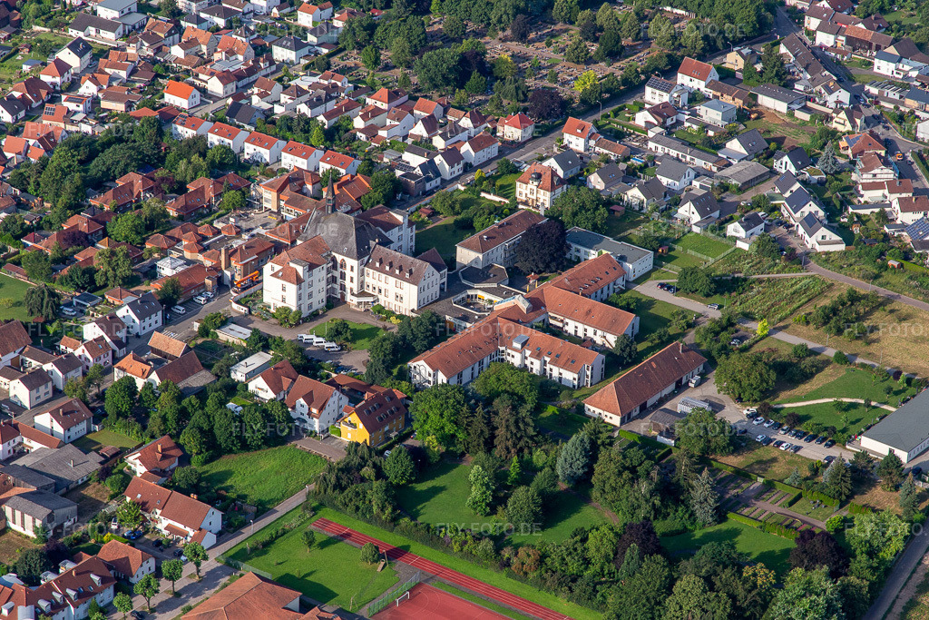 Luftbild: St. Paulus Stift Herxheim in Herxheim bei Landau im Bundesland Rheinland-Pfalz in Deutschland. Foto: IMG_142878.jpg vom 19.07.2024 durch Werner Riehm/FLY-FOTO.deSt. Paulus Stift Herxheim » St. Paulus Stift Herxheim