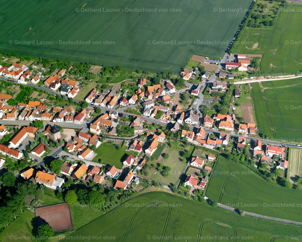 2634599 | MARTINFELD 09.06.2006 Landwirtschaftliche Nutzflächen und Feldgrenzen  umsäumen das Siedlungsgebiet des Dorfes in Martinfeld im Bundesland Thüringen, Deutschland // Agricultural land and field boundaries surround the settlement area of the village  in Martinfeld in the state Thuringia, Germany Foto: Gerhard Launer