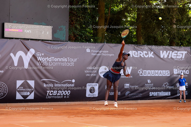 2024.07.20TennisFinaleDa_1777 Kopie | Darmstadt am 21. Juli 2024 xJFAx  48. Internationalen Damen-Tennisturnier des TCB 2000 Darmstadt Finale Angela FITA BOLUDA (ESP) vs Victoria MBOKO (CAN) Bild: v. li. Victoria MBOKO (CAN) macht einen Aufschlag. - Realisiert mit Pictrs.com