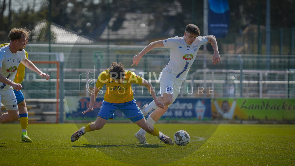 Fußball, Herren, Saison 2025/2026, Regionalliga Nordost, 29. Spieltag, FSV 63 Luckenwalde vs. FC Eilenburg, Samstag 11.04.2026, Werner-Seelenbinder-Stadion Luckenwalde, | Fußball, Herren, Saison 2025/2026, Regionalliga Nordost, 29. Spieltag, FSV 63 Luckenwalde vs. FC Eilenburg, Samstag 11.04.2026, Werner-Seelenbinder-Stadion Luckenwalde, Im Bild: Sofiene Jannene (l. Luckenwalde) und Tom Weiß (r. Eilenburg) - Realisiert mit Pictrs.com