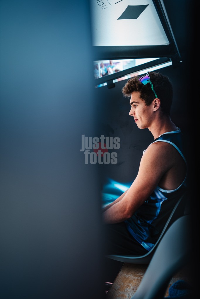 Beachvolleyball | Männer  | Allianz German Beach Tour 2024 | Tourstop Kühlungsborn | 10.08.2024 | Lui Wüst auf der Spielerbank wartet auf dein Einlauf