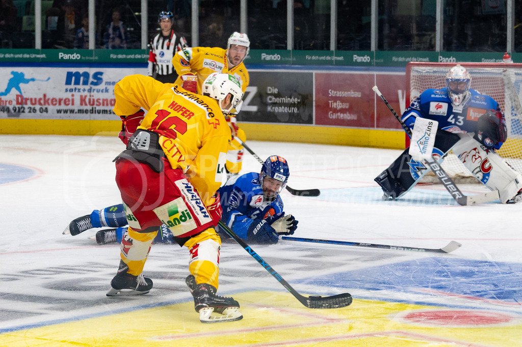Playoffs: ZSC Lions - EHC Biel-Bienne | 27.03.2022, Zürich, Hallenstadion, Playoffs: ZSC Lions - EHC Biel-Bienne, #4 Patrick Geering (ZSC) wirft sich in den Schuss von #16 Fabio Hofer (Biel). - Realisiert mit Pictrs.com