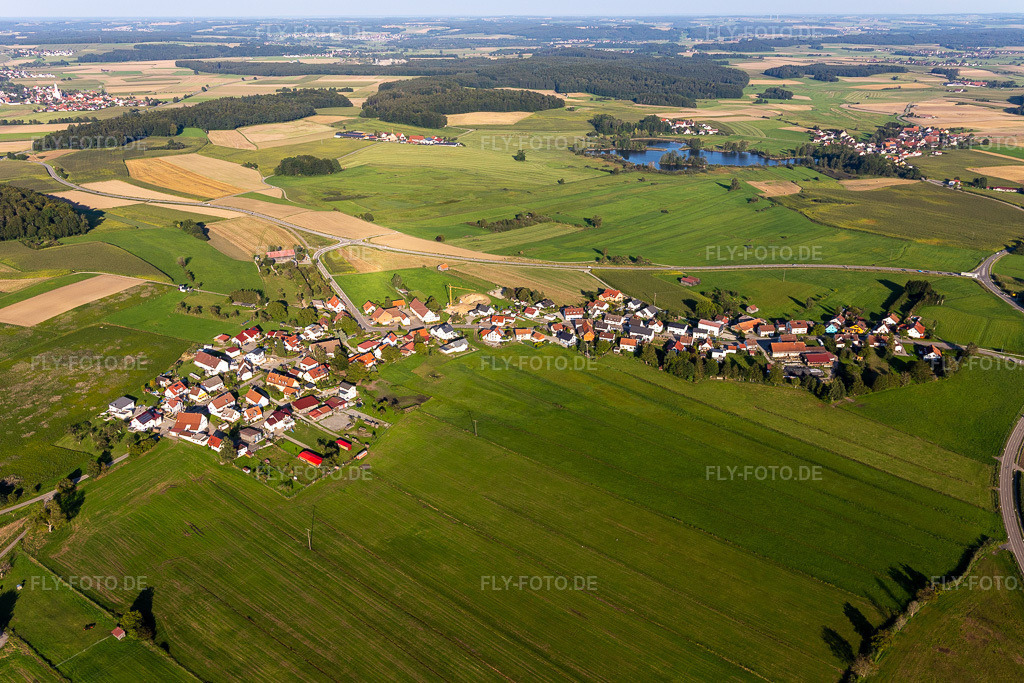 Luftbild: Ortsansicht im Ortsteil Kleinwinnaden in Bad Schussenried im Bundesland Baden-Württemberg in Deutschland. Foto: IMG_128840.jpg vom 03.09.2021 durch Werner Riehm/FLY-FOTO.de