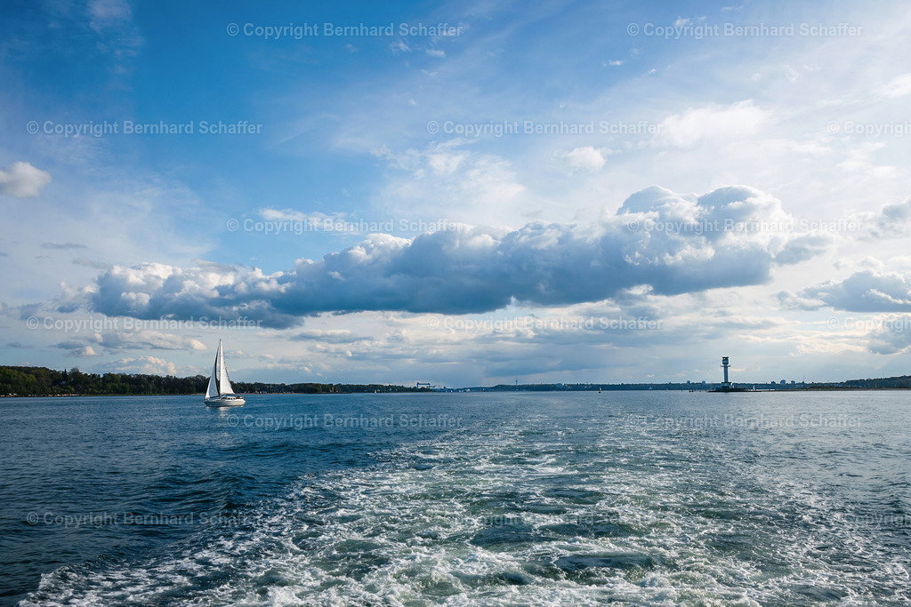 Auf der Kieler Förde | Blick auf die Kieler Förde an der Ostsee während einer Fahrt mit einem Motorboot.  - Realisiert mit Pictrs.com