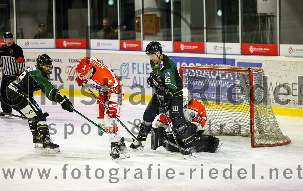 2022-12-02_024_TSV_Erding_gegen_EV_Pegnitz | Erding, Deutschland, 02.12.2022:
Eishockey, Bayernliga 2022 / 2023, 17. Spieltag, TSV Erding gegen EV Pegnitz, Endergebnis: 9:3

Daniel Krzizok (Erding Gladiators, #18), Daniel Sonnenberg (EV Pegnitz, #71), Thomas Plihal (Erding Gladiators, #65), Torwart Filip Rieger (EV Pegnitz, #51)

Foto: Christian Riedel / fotografie-riedel.net