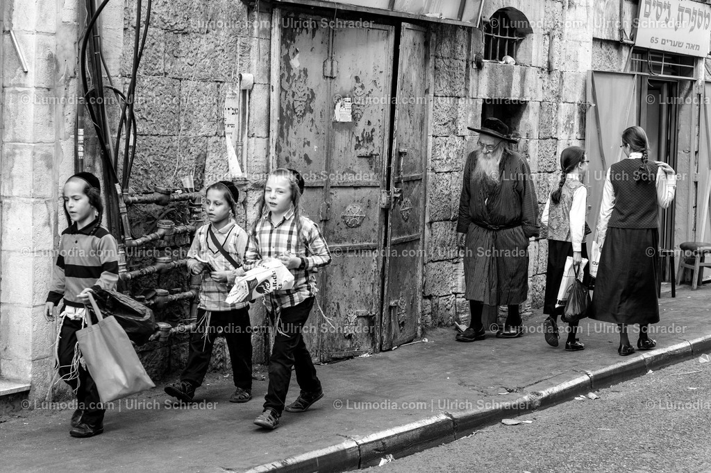201608_Israel-117 | Jerusalem, Me’a Sche’arim. Hier sind den Bewohnern die Gesetze der Tora wichtiger, als die des Staates. - Realisiert mit Pictrs.com