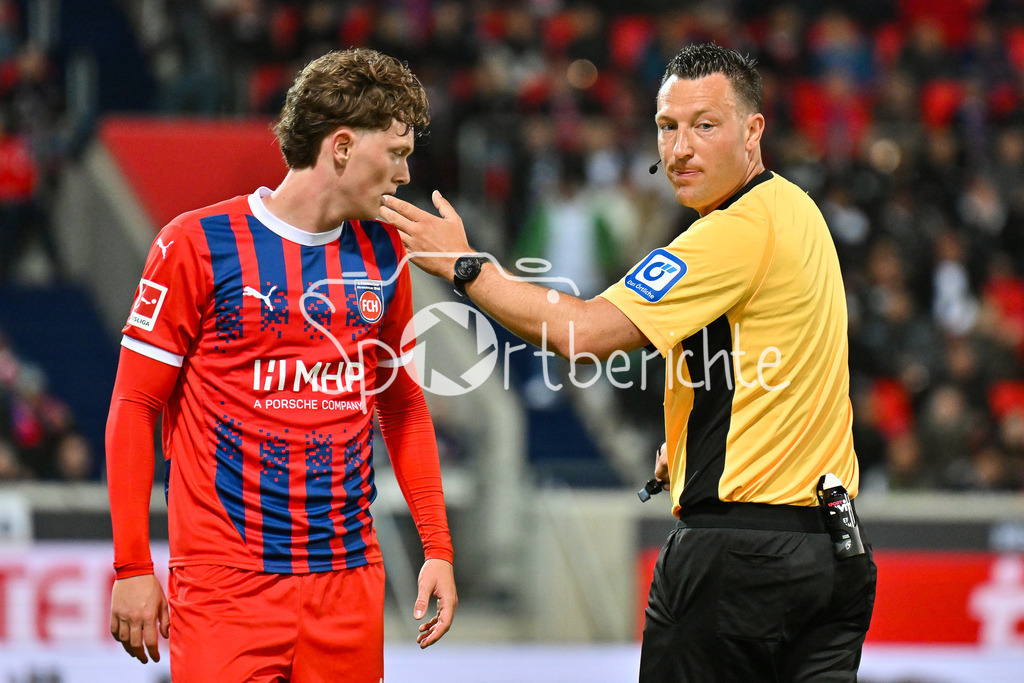 1. FC Heidenheim - SV Elversberg 07 | im Bild Paul WANNER (Heidenheim 10) und Schiedsrichter Sven JABLONSKI in Aktion / Relegation Bundesliga: 1. FC Heidenheim - SV Elversberg 07, Voith-Arena am 22.05.2025 / DFL REGULATIONS PROHIBIT ANY USE OF PHOTOGRAPHS AS IMAGE SEQUENCES AND/OR QUASI-VIDEO / BLD / ZDF