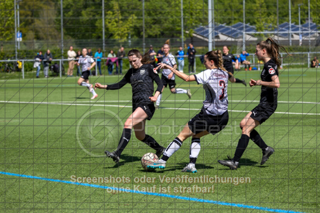 20250427_112202_0236 | #,1.Göppinger SV (weiß) vs. TSV Ruppertshofen (schwarz), Fußball, Frauen-Regionenliga 3 - Bezirk WfV, 21. Spieltag, Saison 2024/2025, Kunstrasenplatz Nord, Hohenstaufenstr. 116, 73033 Göppingen, 27.04.2025 - 11:00 Uhr,Foto: PhotoPeet-Sportfotografie/Peter Harich