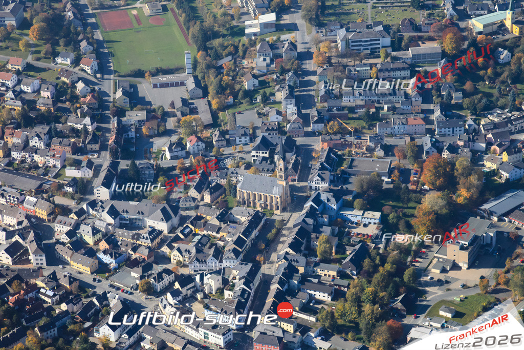 Die Luftaufnahme der Stadt Naila wurde vom UL-Flugzeug heraus erstellt ( keine Drohne )- hohe Auflösung für beste Qualität