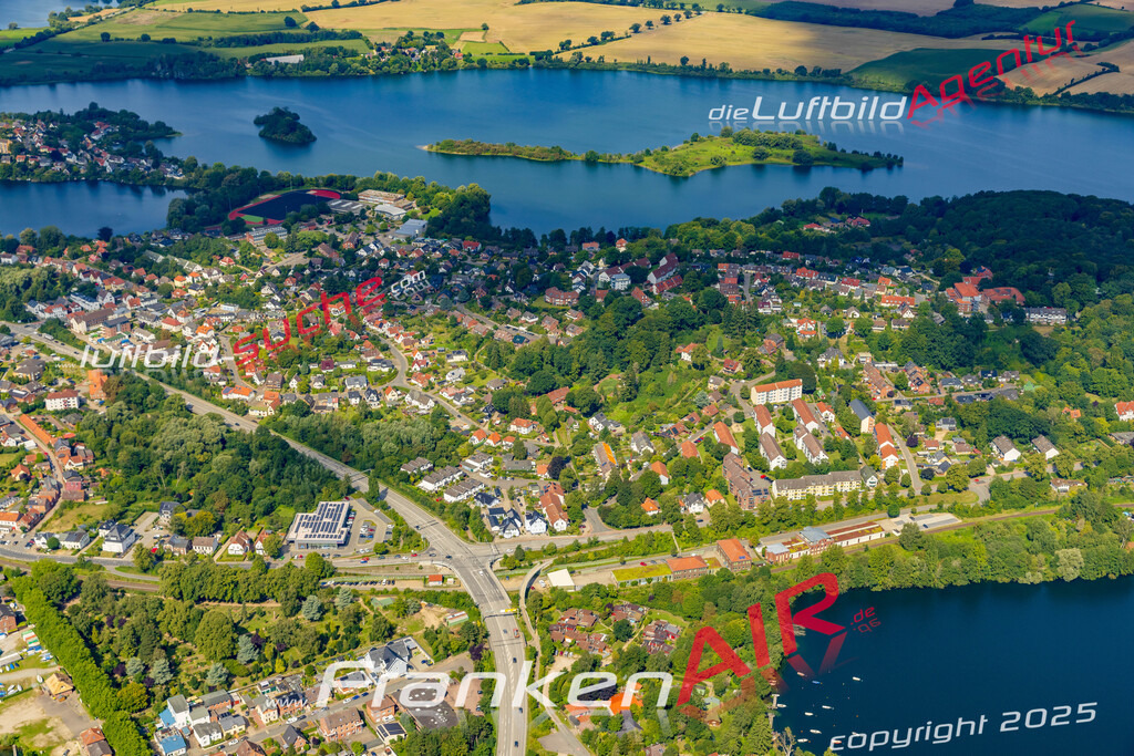 Neue Luftbildaufnahme der Stadt Plön - Das Luftbild wurde 2025 vom UL-Flugzeug heraus erstellt ( keine Drohnenaufnahme ) - Hochauflösende Luftaufnahme - für Wandbilder und großformatige Ausdrucke geeignet. Das besondere Geschenk!Hier alle&nbsp;Infos zur Lizenzierung der LuftaufnahmeWir fliegen auch dieses Jahr wieder in Ihre Region um Luftbilder zu erstellen.- Luftbild anfragen